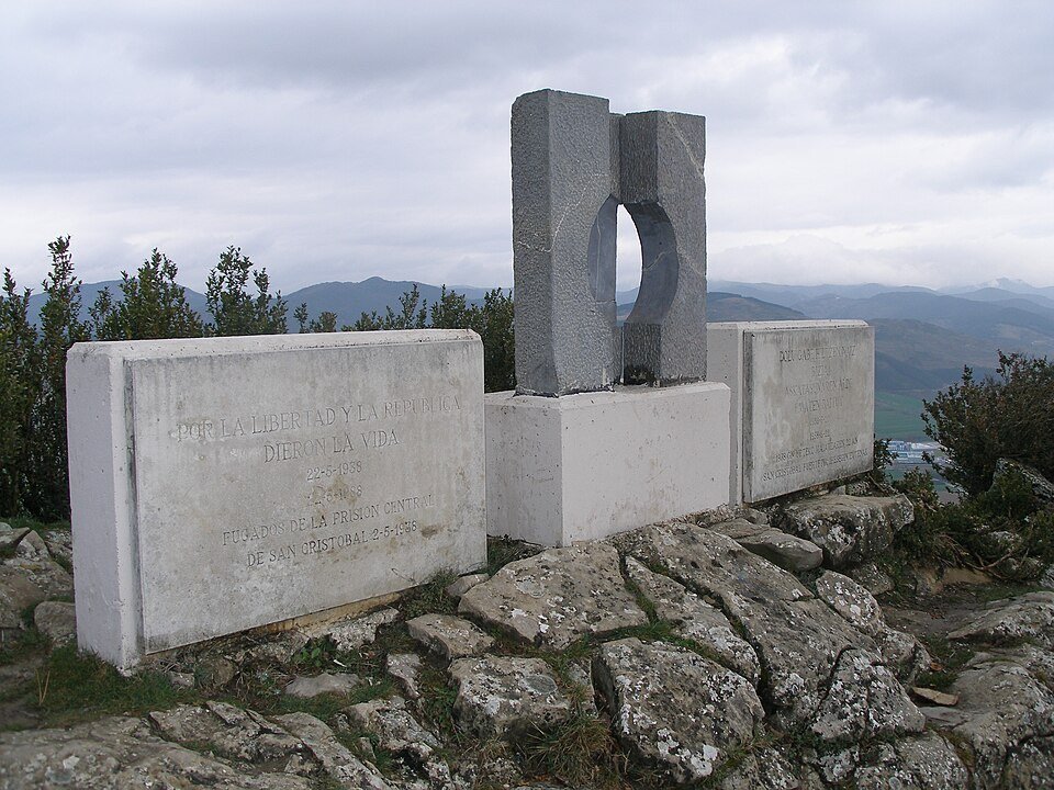 Memorial on Mount Ezkaba honoring prisoners who escaped the Fort of San Cristóbal in May 1938