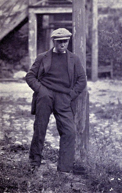 Plüschow posed in the dock-labourer disguise associated with his London/Thames evasion