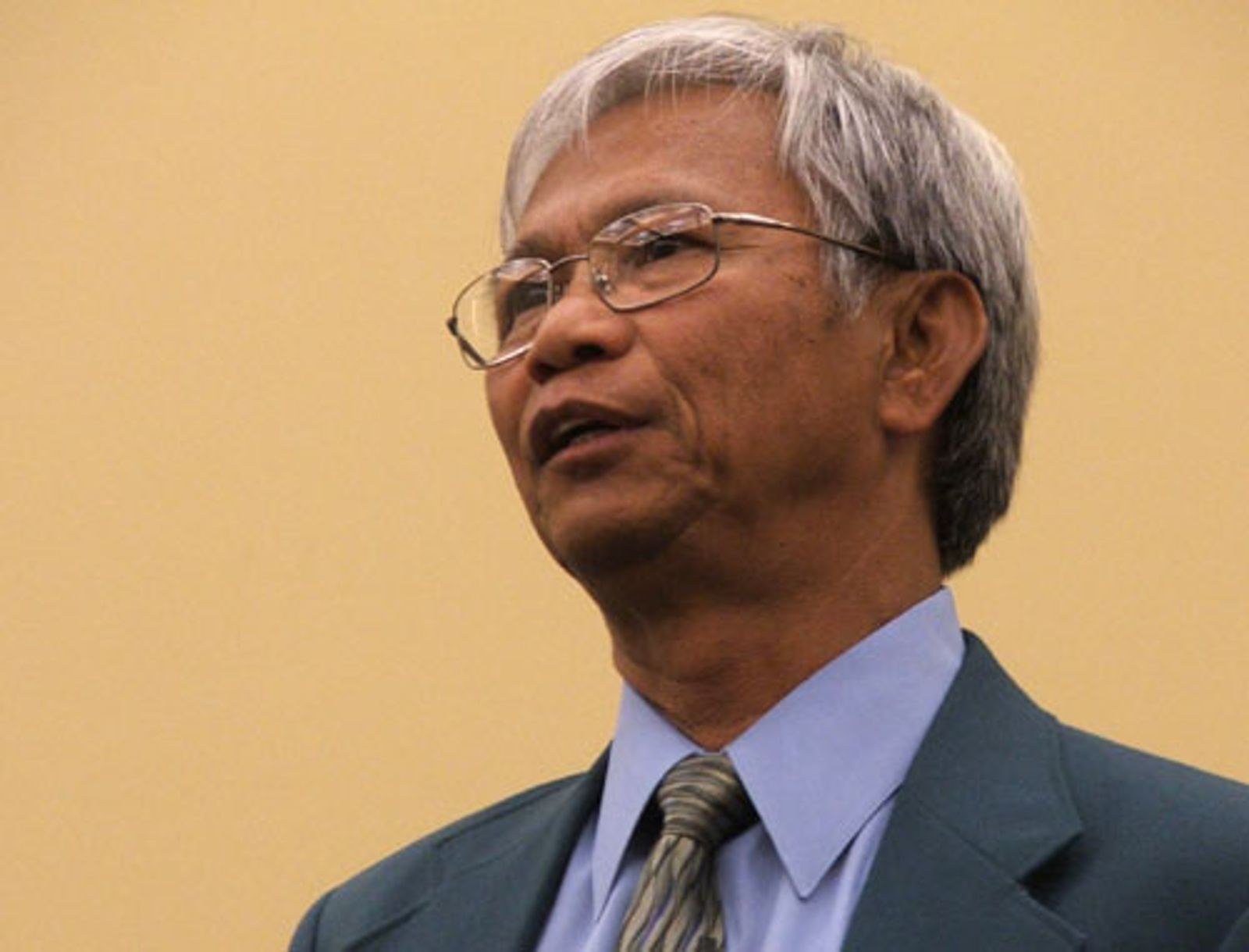 Dith Pran photographed outdoors in 2007, wearing a light-colored shirt.
