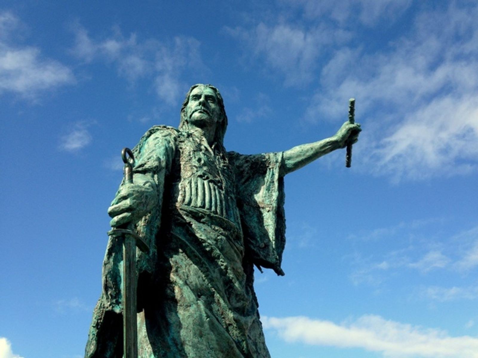 Bronze monument to Aodh Rua O’Donnell in Donegal Town, depicting the later Irish chieftain holding a sword and raising one arm.