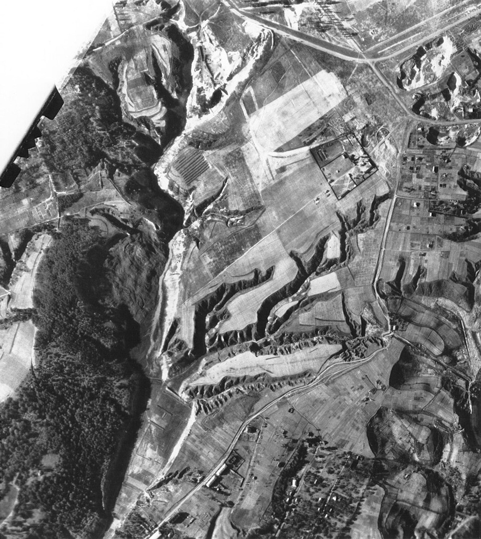 Black-and-white Luftwaffe aerial photograph of the Babyn Yar ravine and surrounding Kyiv landscape taken on 26 September 1943.