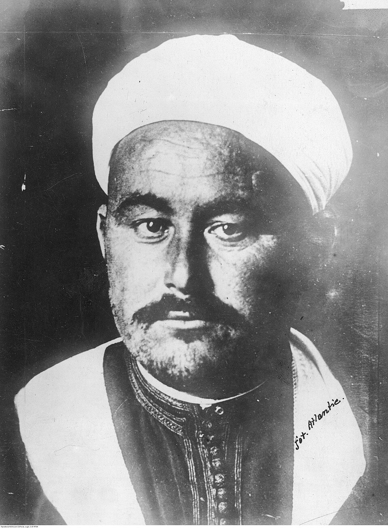 Black-and-white portrait of Abdelkrim el-Khattabi wearing a light-colored head covering, circa 1921.