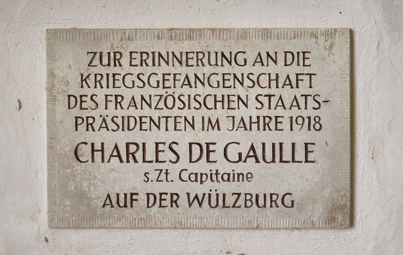 Stone memorial plaque at Wülzburg naming Charles de Gaulle and recalling his 1918 imprisonment there.