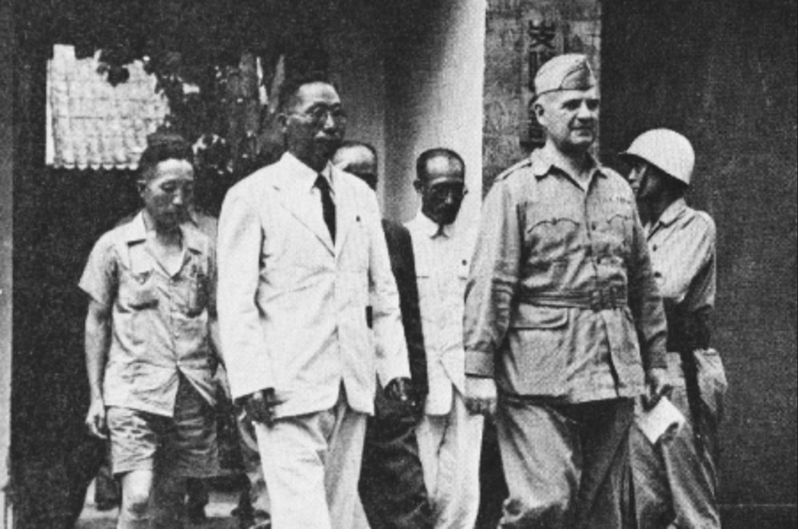 Kim Gu in a light suit walks beside U.S. OSS director William J. Donovan in Xi'an in August 1945.