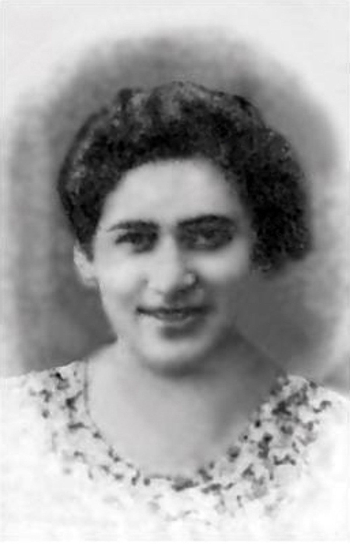 Prewar black-and-white portrait of Róża Robota.