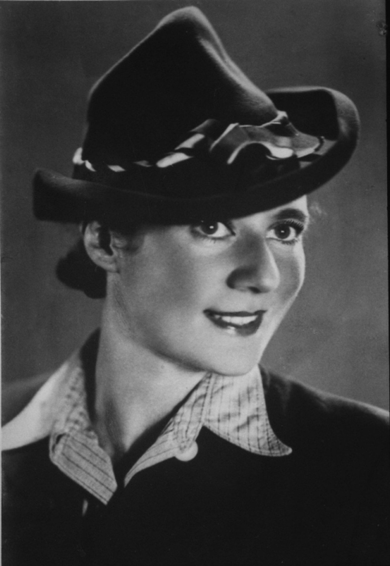 Black-and-white 1943 portrait of Ala Gertner wearing a dark hat.