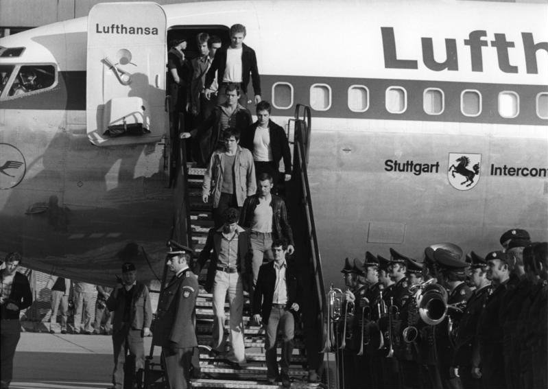 Members of the GSG 9 rescue group leaving a Lufthansa aircraft after returning to Cologne/Bonn on October 18, 1977.