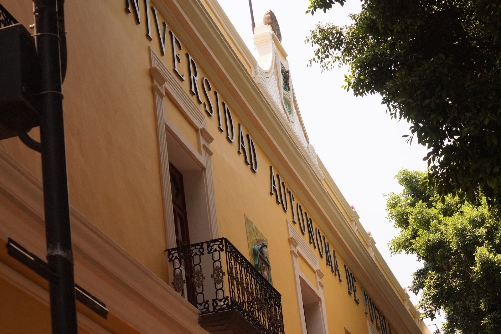 The exterior facade of the Edificio Carolino in the historic center of Puebla.
