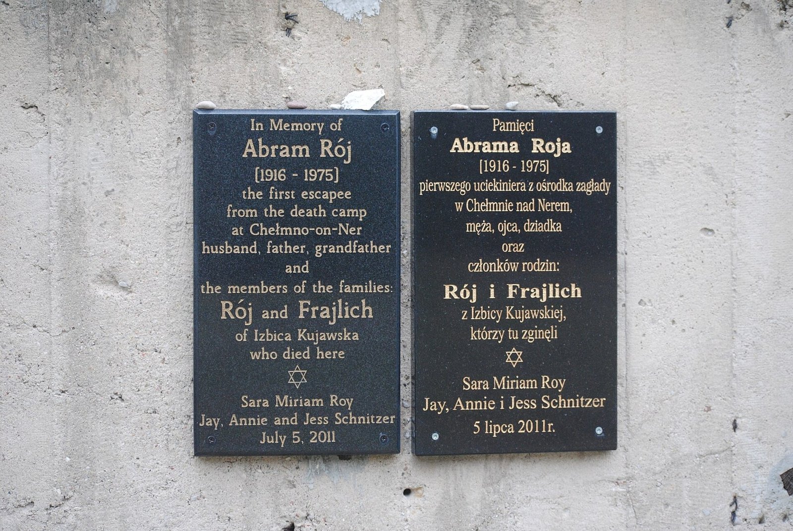 Memorial plaques dedicated to Chełmno escapee Abram Rój in the Rzuchów Forest, photographed in 2024.
