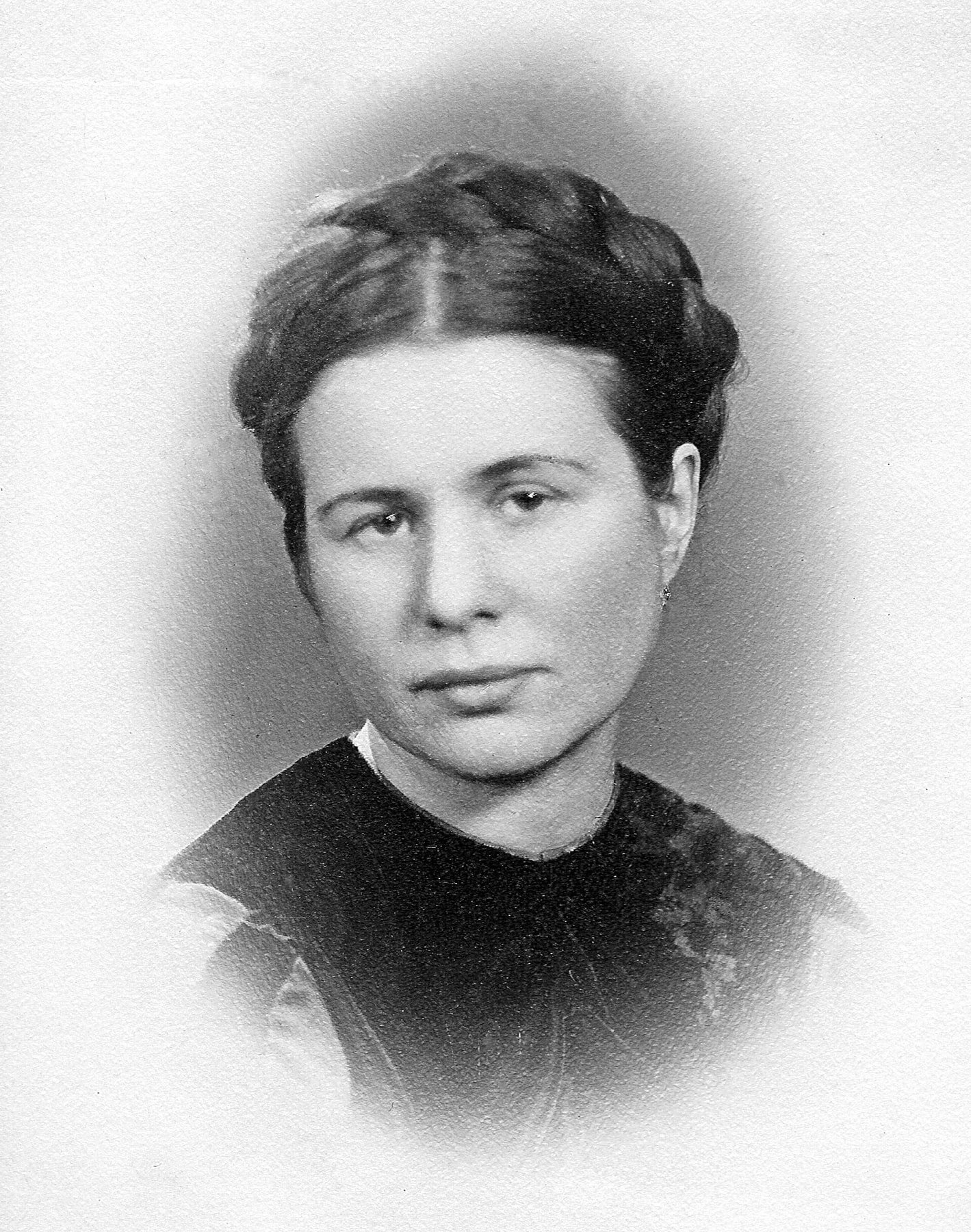 Black-and-white 1942 portrait of Polish social worker and Żegota activist Irena Sendler.