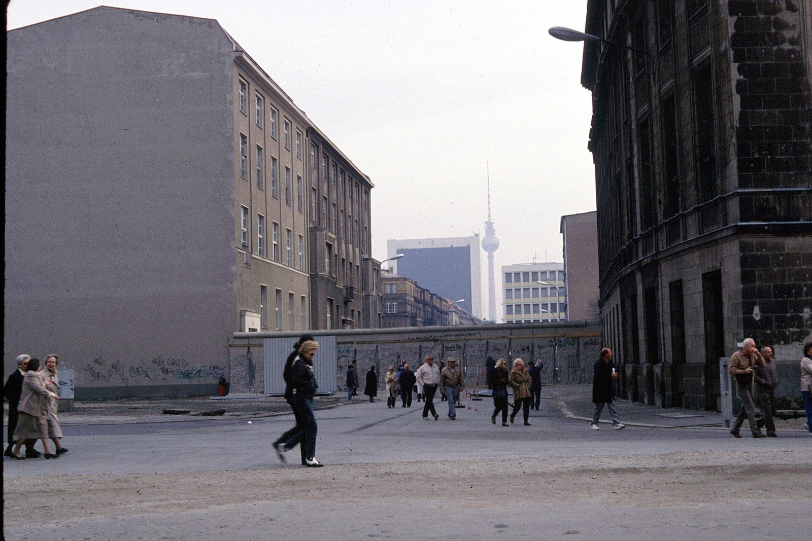 Berlin Wall at Ebertstraße in 1989, photographed from the Reichstag-side area