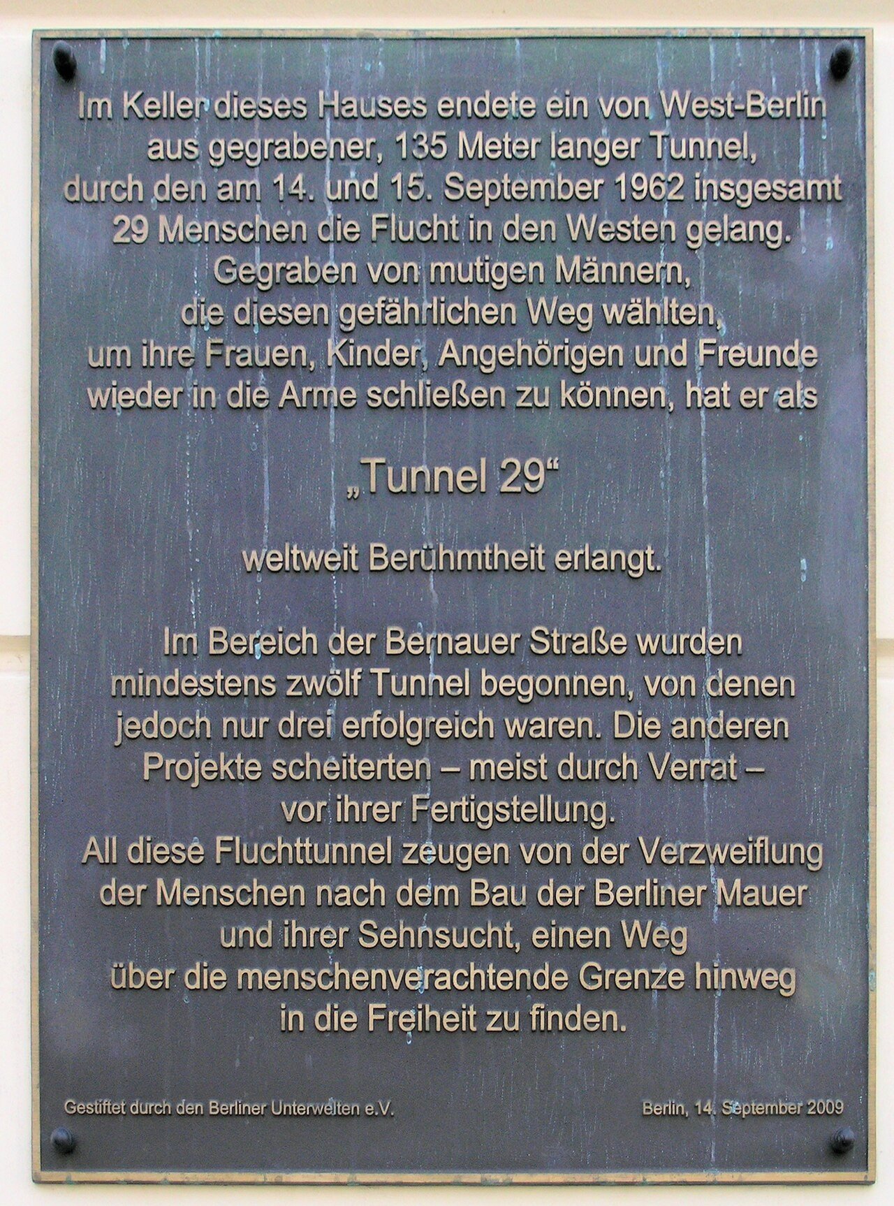 Tunnel 29 memorial plaque at Schönholzer Straße 7